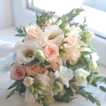 Свадебный букет из роз, лизиантусов, фрезий и эвкалипта
